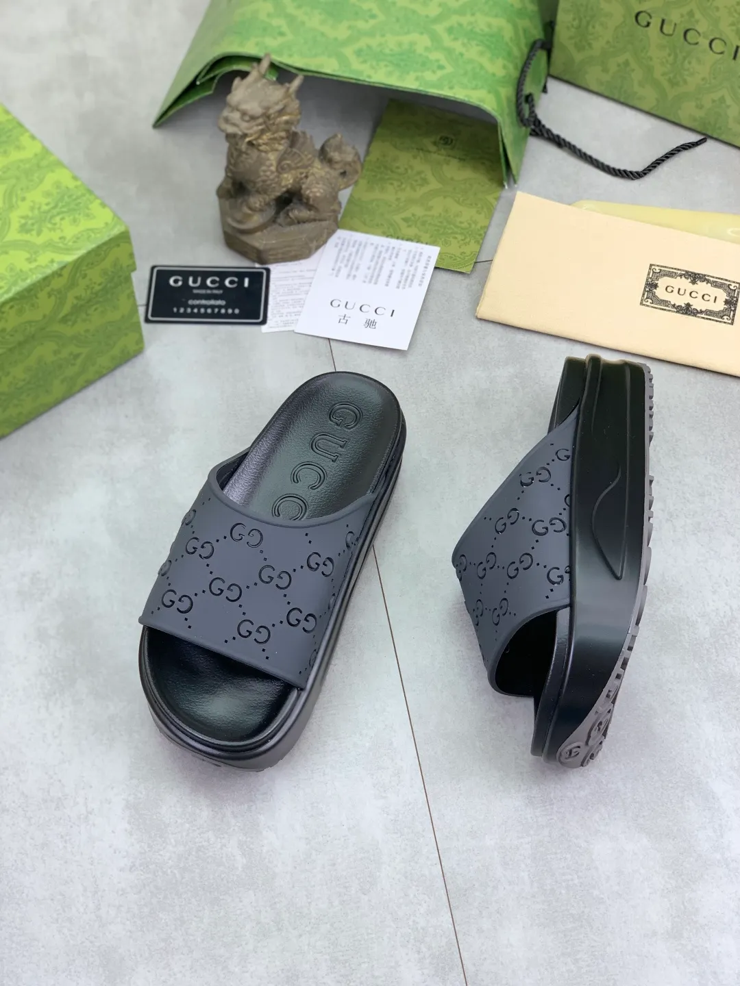 Men's Men's Shoes 💰P300💰[New Style] High Version 🎁🎁🎁 GUCCI New Year of the Snake casual slippers, original official website, perfect workmanship, transmitting a kind of noble luxury, sublimating its definition of luxury in Gucci's high-end extraordinary craftsmanship. Original Gucci double G combination outsole, code number: 35-46, complete package